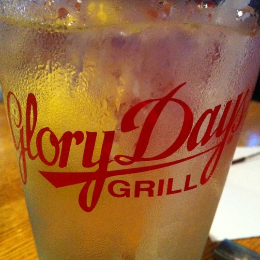 8/17/2012 tarihinde Sheilaziyaretçi tarafından Glory Days Grill'de çekilen fotoğraf