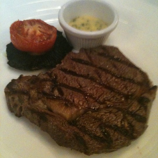 Foto tirada no(a) London Steakhouse Co. por Sara K. em 6/15/2012