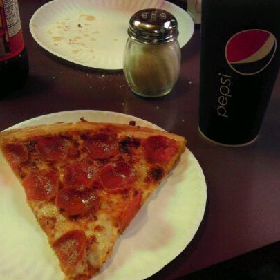 Photo taken at Joe&#39;s Pizza Buy the Slice by Benton on 3/21/2012