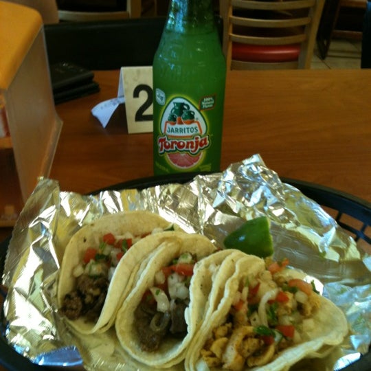 Foto diambil di El Super Burrito &amp; Lupita&#39;s oleh Adam H. pada 6/21/2012