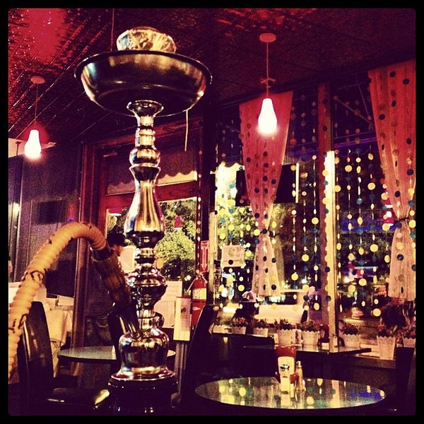 Foto tomada en Anatolia Cafe &amp; Hookah Lounge  por Cake el 8/8/2012