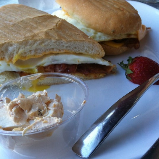 รูปภาพถ่ายที่ Gott Gourmet Café โดย Erin N. เมื่อ 3/24/2012