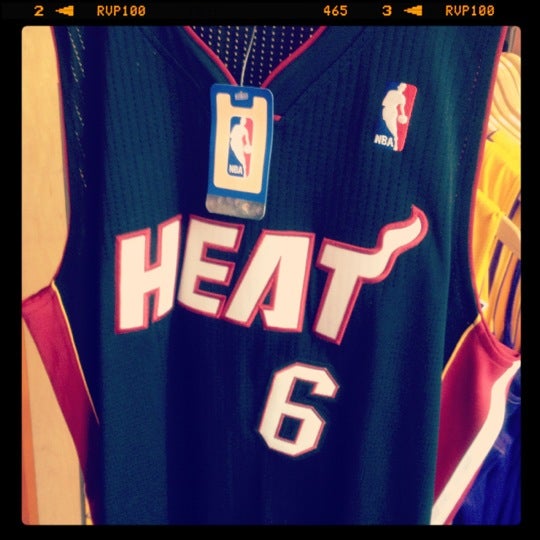 2/26/2012에 Luis H.님이 NBA Store에서 찍은 사진