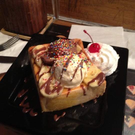 Photo taken at D.O.D Cafe (甜の部) by Warissara C. on 8/31/2012