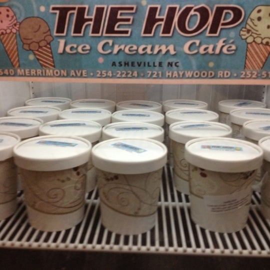 6/14/2012 tarihinde The Hop Ice Cream Cafeziyaretçi tarafından Residence Inn by Marriott Asheville Biltmore'de çekilen fotoğraf