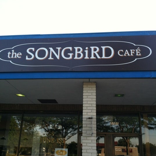 Foto tomada en SONGBiRD Cafe  por Taylor T. el 6/18/2012
