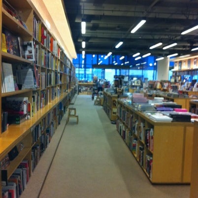 Photo taken at Hennessey + Ingalls Bookstore by Ann F. on 8/14/2012