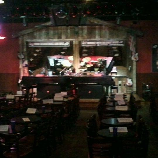 Foto tomada en Shout House Dueling Pianos  por Ben H. el 7/21/2012