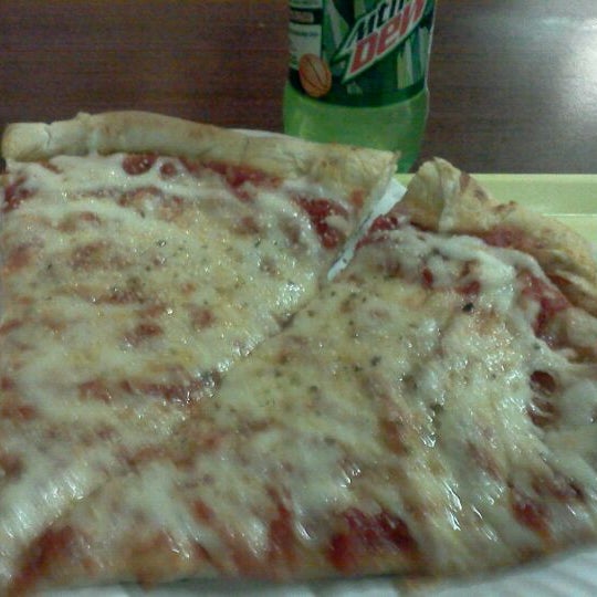 Photo prise au Gino &amp; Joe&#39;s Famous NY Pizza par Michael F. le3/15/2012