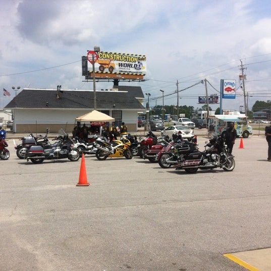 Foto scattata a Harley-Davidson of Pensacola da Jbone A. il 7/7/2012
