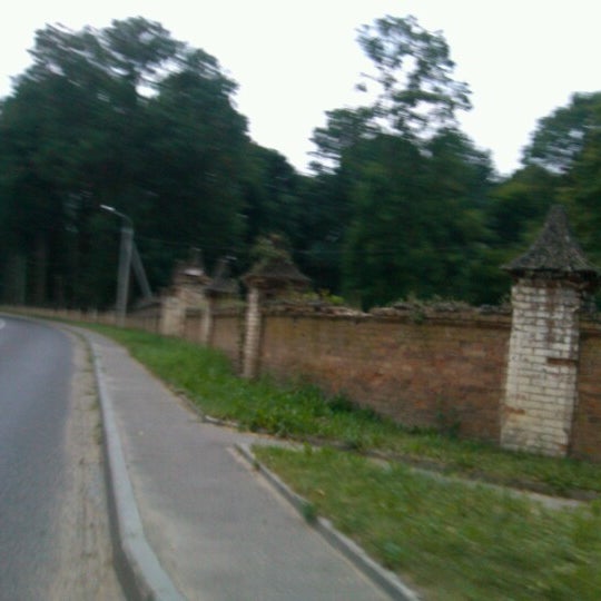 за воротами поместья оникс ридж. ворота в стиле тюдор. за воротами поместья оникс ридж. за воротами поместья оникс ридж. ворота в поместье.