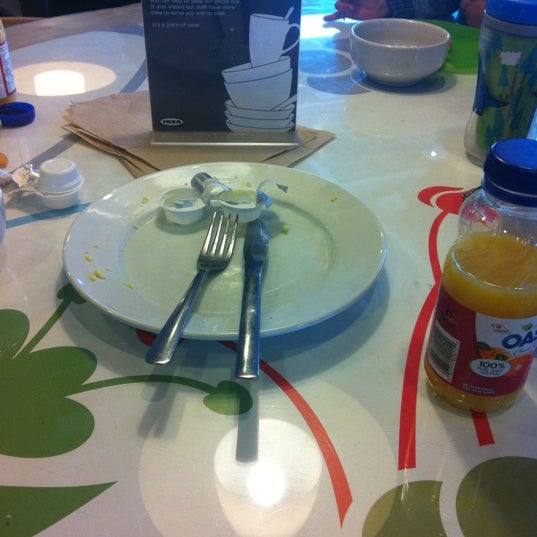 Foto scattata a IKEA Restaurant &amp; Café da Bevin A. il 6/2/2012