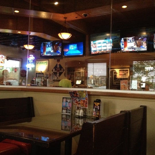 รูปภาพถ่ายที่ Home Plate Grill &amp; Bar โดย Scott เมื่อ 8/22/2012