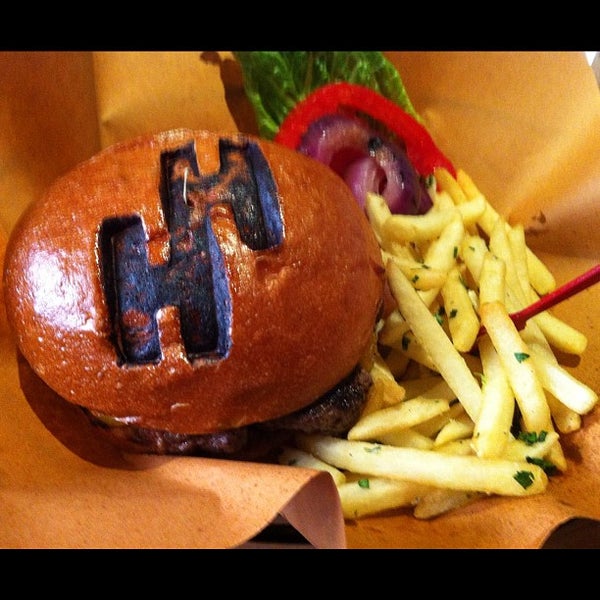 Снимок сделан в High Heat Burgers &amp; Tap пользователем Rev C. 8/6/2012