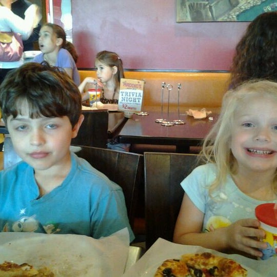 Foto scattata a Uncle Maddio&#39;s Pizza Joint da Troy B. il 4/21/2012