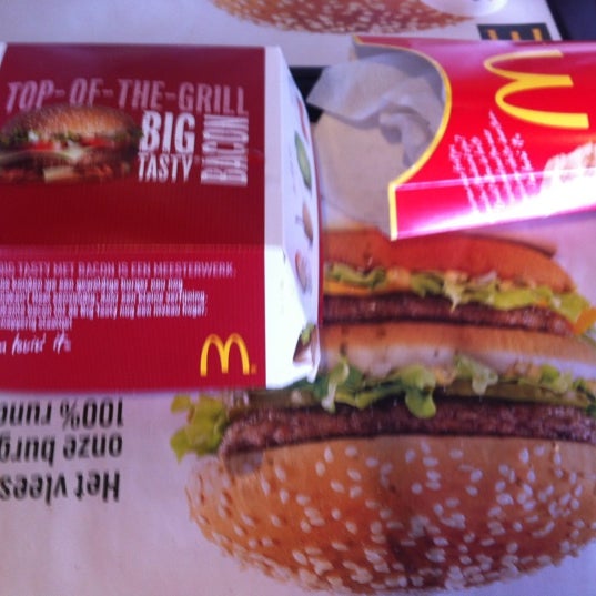 รูปภาพถ่ายที่ McDonald&#39;s โดย Kevin V. เมื่อ 6/28/2012
