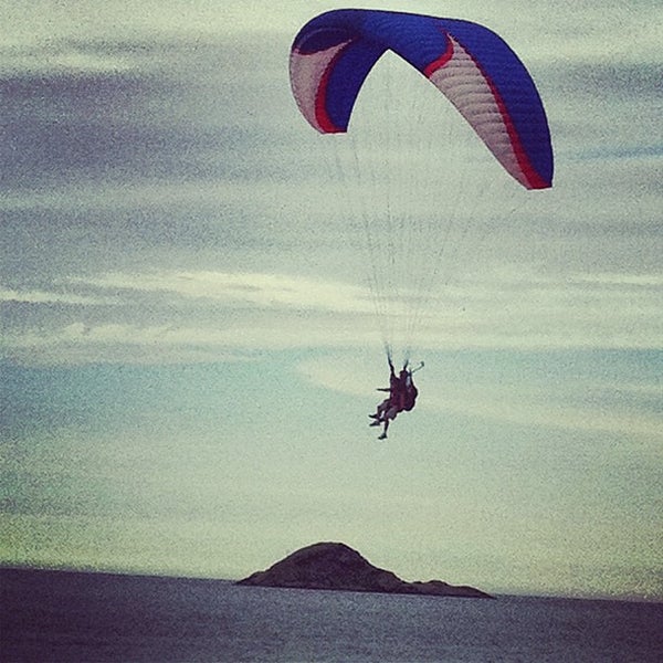 Photo prise au Voo Livre Parapente e Asa Delta em São Conrado par Fabio M. le3/10/2012