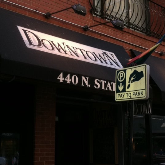 Foto tomada en Downtown Bar &amp; Lounge  por Pauline G. el 6/28/2012