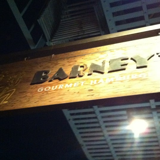 Das Foto wurde bei Barney&#39;s Gourmet Hamburgers von Daniel T. am 6/17/2012 aufgenommen
