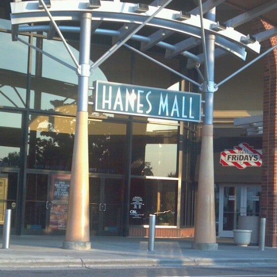 รูปภาพถ่ายที่ Hanes Mall โดย William S. เมื่อ 8/16/2012