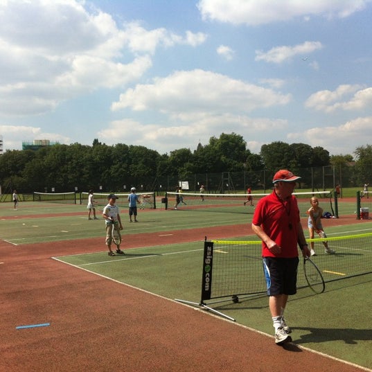 8/9/2012 tarihinde Rhammel A.ziyaretçi tarafından All Star Tennis &amp; Bowls'de çekilen fotoğraf