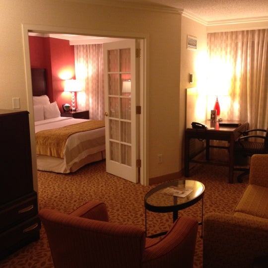 Снимок сделан в Embassy Suites by Hilton Bethesda Washington DC пользователем Aimee C. 2/14/2012