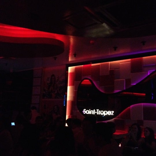 Das Foto wurde bei Le Saint Tropez Cocktail Bar von Evgeny Z. am 7/14/2012 aufgenommen