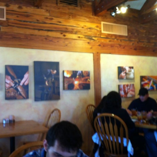 2/25/2012 tarihinde Karina M.ziyaretçi tarafından Cafe Homestead'de çekilen fotoğraf