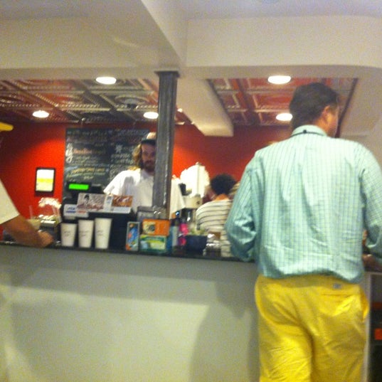 Foto tirada no(a) Harold&#39;s Coffee Lounge por Ray K. em 4/28/2012