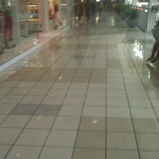 Снимок сделан в St. Clair Square Mall пользователем Tanya G. 6/15/2012