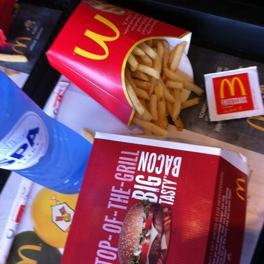 รูปภาพถ่ายที่ McDonald&#39;s โดย Claudia B. เมื่อ 7/28/2012