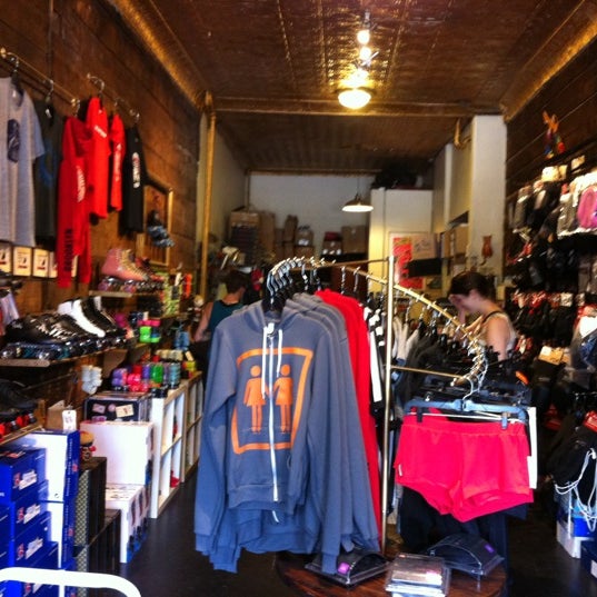 6/10/2012にKim E.がFive Stride Skate Shopで撮った写真