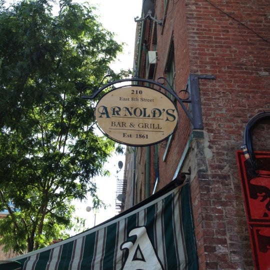 Photo prise au Arnold&#39;s Bar &amp; Grill par Jim G. le5/17/2012