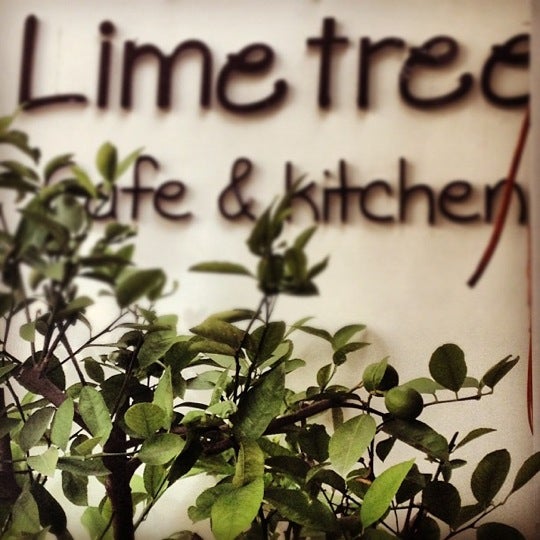 Foto tomada en Lime Tree Cafe &amp; Kitchen  por Seda O. el 8/20/2012