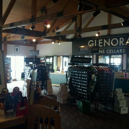 Foto tirada no(a) Glenora Wine Cellars por Roc Dish I. em 8/13/2012