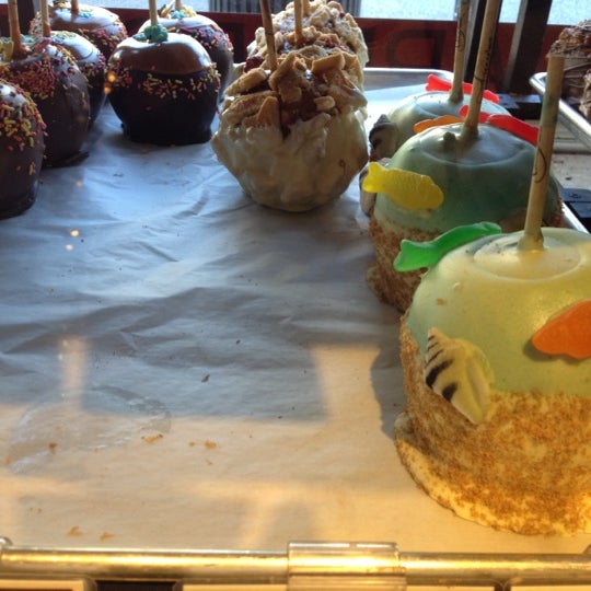 Photo taken at Amy&#39;s Candy Kitchen &amp; Gourmet Caramel Apples by Risa R. on 9/11/2012