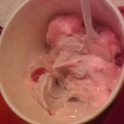 Foto diambil di Sweet Spot Frozen Yogurt oleh alex w. pada 4/19/2012
