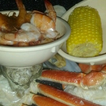 Foto diambil di Bimini&#39;s Oyster Bar and Seafood Cafe oleh Ken W. pada 6/23/2012