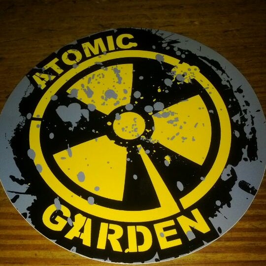 รูปภาพถ่ายที่ Atomic Garden โดย Natalia H. เมื่อ 4/14/2012