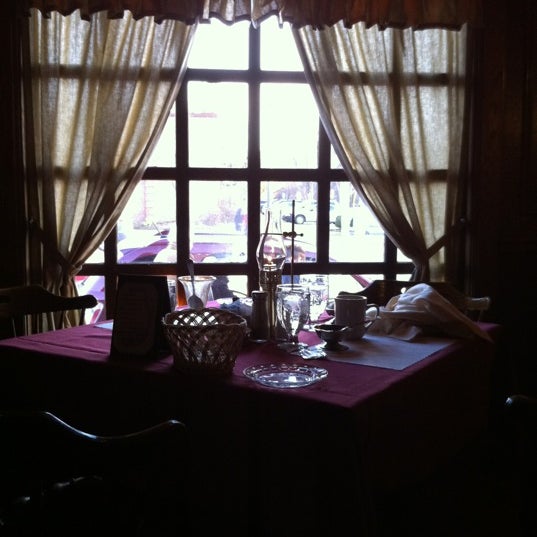 3/6/2012 tarihinde Jhorllana R.ziyaretçi tarafından Eagle House Restaurant'de çekilen fotoğraf
