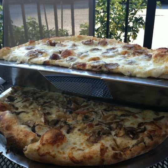 6/27/2012 tarihinde Marlo T.ziyaretçi tarafından Slyce Pizza Bar'de çekilen fotoğraf