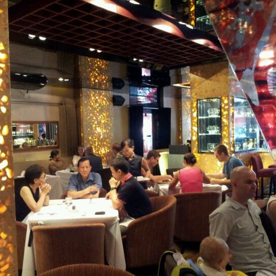 รูปภาพถ่ายที่ MAY Restaurant &amp; Bar โดย Tony S. เมื่อ 4/7/2012