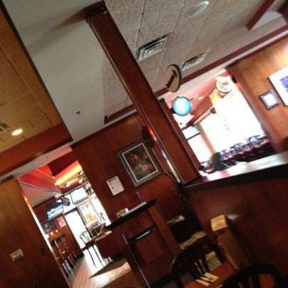 Foto diambil di Green Mill Restaurant &amp; Bar oleh Bill K. pada 8/2/2012
