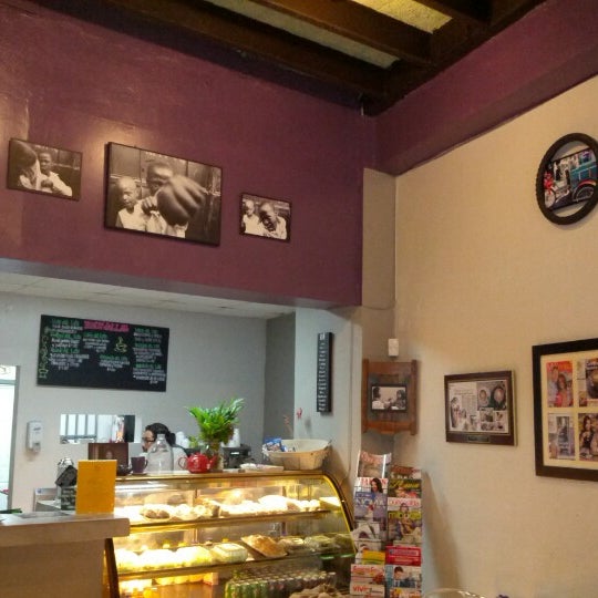 Foto diambil di Cafe del Loto oleh David pada 8/18/2012