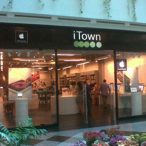 Photo taken at iTown by Gustavo d. on 9/8/2012