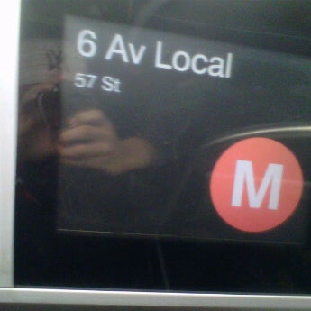 Снимок сделан в MTA Subway - M Train пользователем Darius S. 2/27/2012