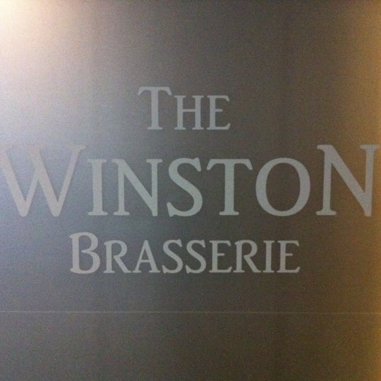 Photo prise au The Winston Brasserie par Özge C. le3/23/2012