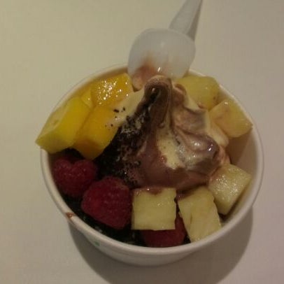 Photo taken at Pinkberry by Ronald Z. on 4/6/2012