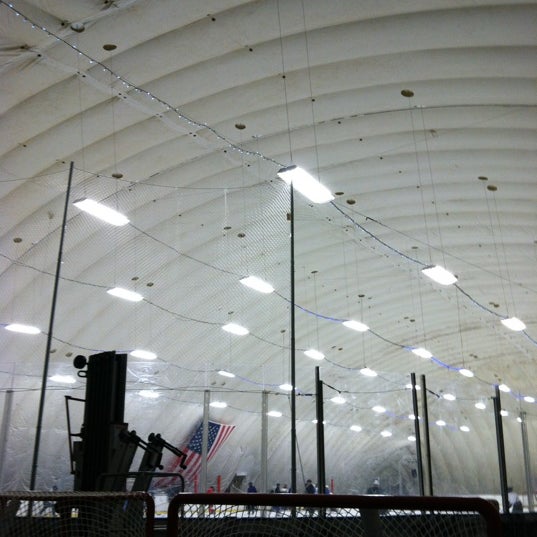 Foto tirada no(a) City Ice Pavilion por Bee D. em 9/11/2012