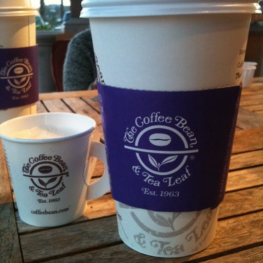 Photo prise au The Coffee Bean &amp; Tea Leaf par Kat C. le2/27/2012